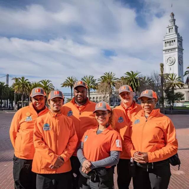 Los Embajadores de Bienvenida de San Francisco se preparan para recibir a los visitantes en el Ferry Building.